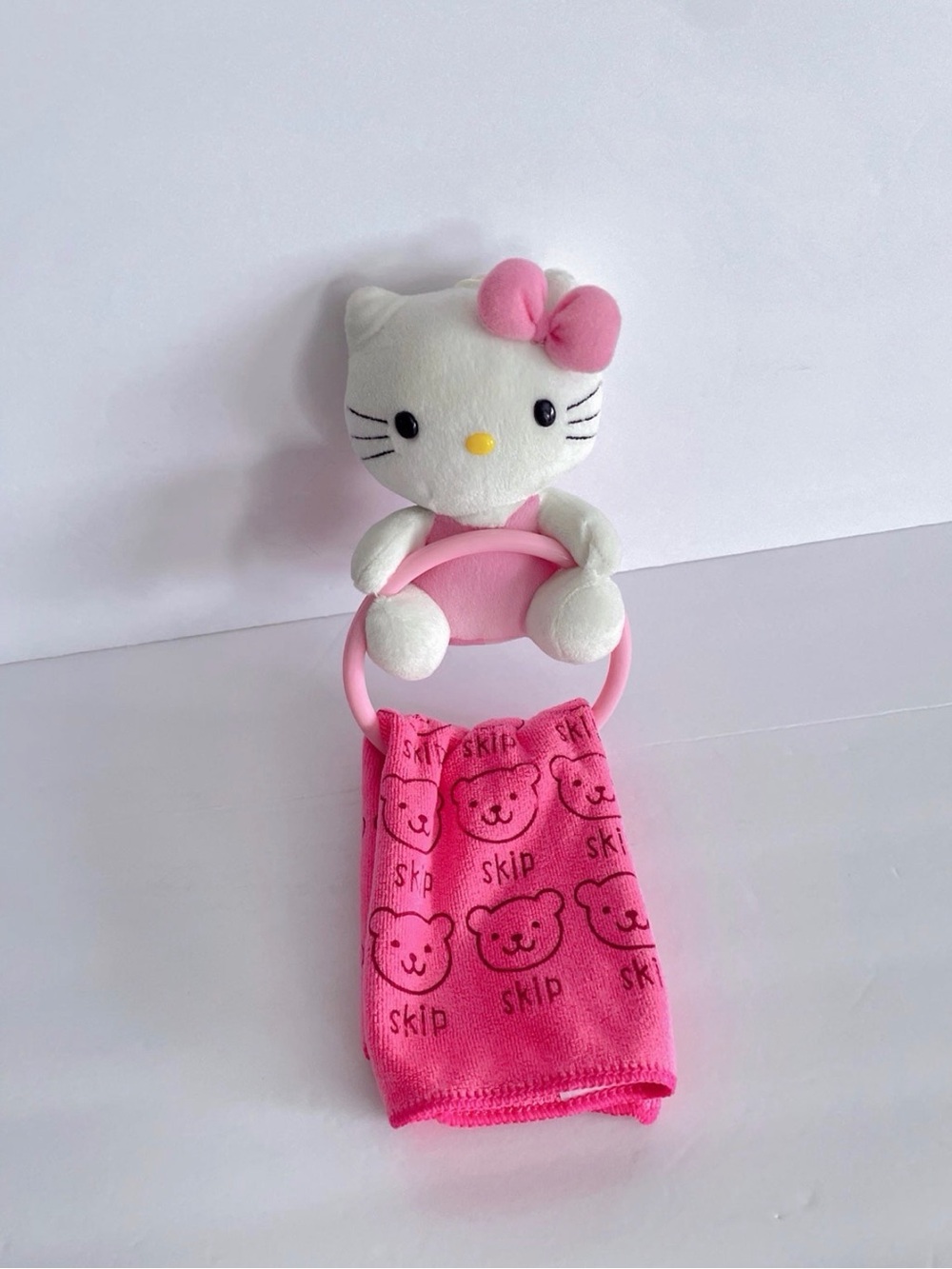 Vintage Y2K mcbling Sanrio hello kitty plush towel ring holder